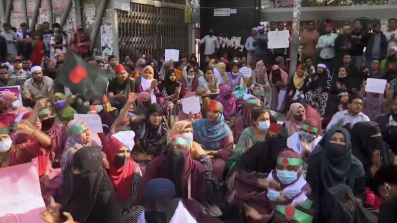 জাতীয় প্রেস ক্লাবের সামনে কয়েক হাজার চাকরিপ্রার্থীর বিক্ষোভ